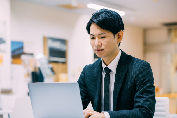 業務に集中している男性の画像